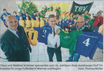 Claus und Mathias Schinner sponserten zum 25. Jubiläum ihres Autohauses fünf Trikotsätze für junge Fußballer in Weimar und Region