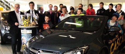 Fünf Mannschaften, die am OPEL FAMILY CUP teilnehmen, stellten sich kürzlich schon mal vor. Mit dabei natürlich auch Opels Neuer: der CASCADA.