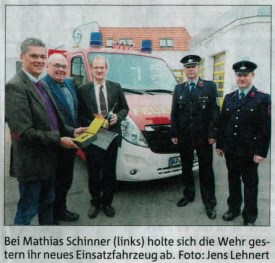 Bei Mathias Schinner (links) holte sich die Wehr gestern ihr neues Einsatzfahrzeug ab.