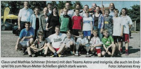 Claus und Mathias Schinner (hinten) mit den Teams Astra und Insignia, die auch im Endspiel bis zum Neun-Meter-Schießen gleich stark waren