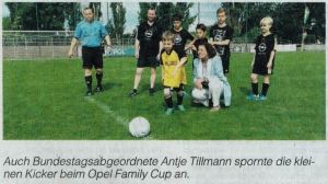 Auch Bundestagsabgeordnete Antje Tillmann spornte die kleinen Kicker beim Opel Family Cup an