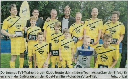 Dortmunds BVB-Trainer Jürgen Klopp freute sich mit dem Team Astra über den Erfolg. Es errang in der Endrunde um den Opel-Familien-Pokal den Vize-Titel